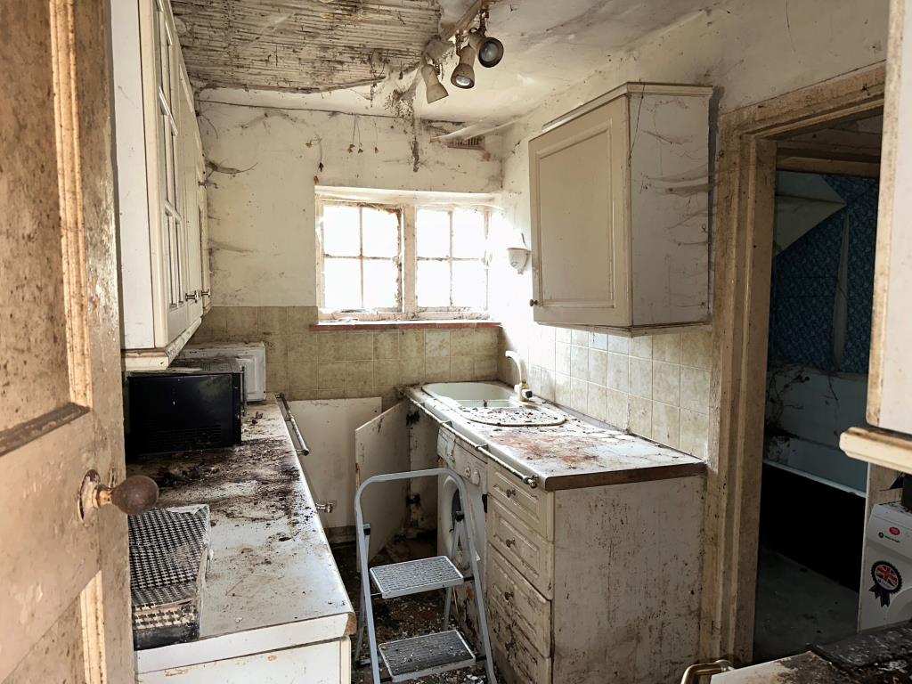 Lot: 57 - TWO-BEDROOM COTTAGE WITH ADJOINING CLOCK TOWER FOR REFURBISHMENT - Kitchen